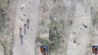 Granát z UA dronu na kráčajúcich okupantov