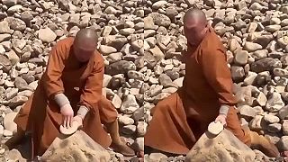 Šaolinský mních láme prstami kamene!