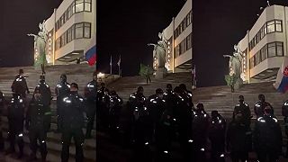 Kristína Laššáková - pred parlamentom - provokatívne hrdosťou našou kotlebovou