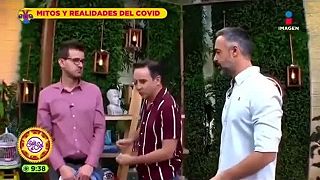 Mexická televizia se pokusila vyvrátit _hoax_ o magnetizmu očkovaných osôb :)