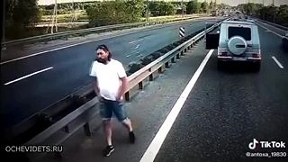 Pribrzdil kamión Mercedesom a dostal čo si zaslúžil