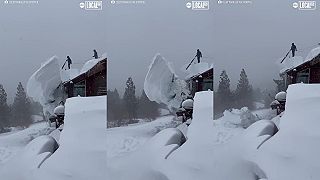 Odpílil obrovskú kus snehu z chaty