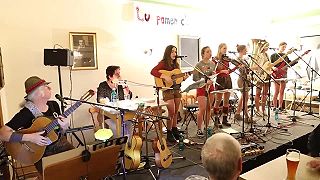 Rozkošne Nemky spievajú cover piesne Despacito v nemeckom nárečí Allgäu