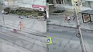Rus pomáha dvom starenkám pri venčení psíka