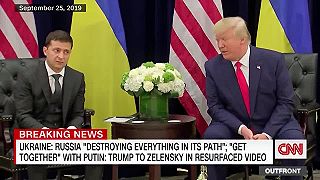 Velký Donald dohovára malému zelenému a ten sa trári ,že nič.
