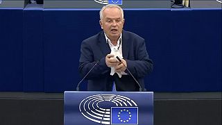 Radačovský želá celému svetu mier a vypustí holubicu v europskom parlamente