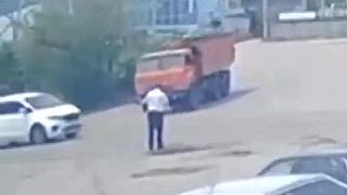 Ruský policajt dostal nečakane jednu vzduchom chladenú
