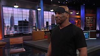 Mike Tyson hádže so zakrytými očami šípky