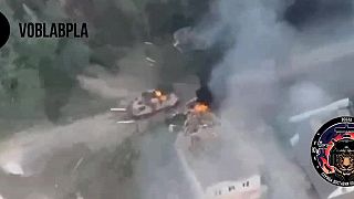 Zničenie tureckého MRAP vozidla BMC Kirpi delostreleckým granátom