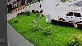 Ruska netrafila chodník z 13. poschodia