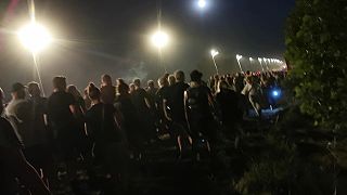 Pochod ľudí po Vajnorskom nadjazde z koncertu AC/DC
