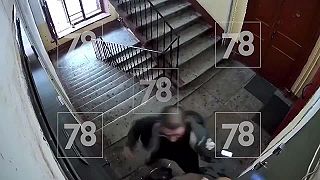 Rus pomáha svojej žene na schodisku