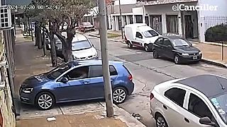 Krádež vozidla prekazil zametač, metlou zlodeja pomasíroval (INSTANTNÁ KARMA)