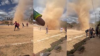 Futbalový zápas nachvíľu prerušil prachový čert!
