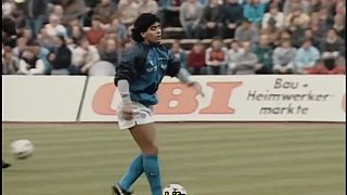 Maradona sa zahrieva pred zápasom na hudbu Live Is Life (1989)