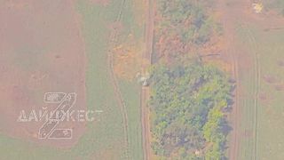 Lacný ruský FPV dron zneškodnil idúce americké BVP M2A2 Bradley ODS-SA