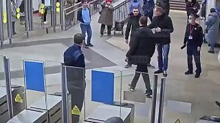 Bastardi na letisku brutálne napadli turistu z nášho kraja