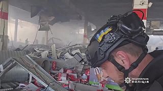 Ruské zverstvá: raketový útok na supermarket v Kostiantynivke