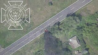 Ukrajinský invázny tank v Rusku vs. ruský samovražedný dron Lancet