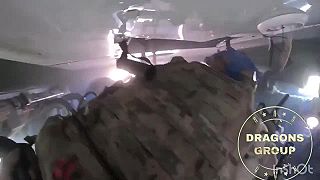 Ukrajinských vojakov vo vnútri idúceho vozidla zasiahol ruský FPV dron