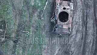 Ukrajinec schovávajúci sa pri zničenom tanku dostal priamy zásah do kotrby