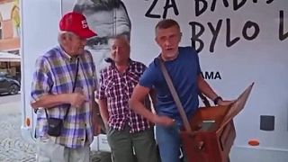 Slovák žijúci v zahraničí zahral na hudobný nástroj