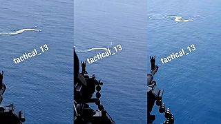 Posádka ruského vrtuľníka likviduje ukrajinský námorný dron