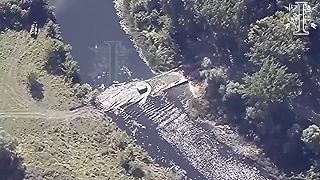 Rusi zúfalo stavajú pontónové mostý