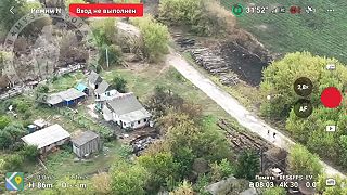 Ruskí prieskumníci sa prechádzajú v oslobodenej dedine Krasnooktjabrskoje