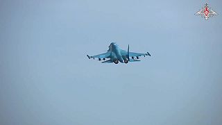 Ruský bombardér Su-34 nesúci kĺzavé bomby FAB-500T s modernizovaným modulom UMPK