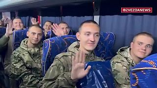 Ruskí vojnoví zajatci sa vracajú z ukrajinského zajatia