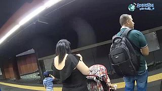 Okrádanie turistov zlodejmi v metre (technika blokovania)