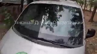 Stret Ukrajinských dobrovoľníkov v maskáčoch a v helmách s Ruským okupantom.