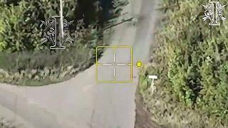 Pozemný dron s namontovaným guľometom