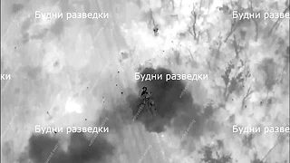 Ruský dron zachytil moment, keď iný ruský dron zasiahol ukrajinských vojakov
