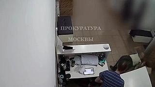 Zamestnanec pošty pomáha dôchodcovi pri zásielke
