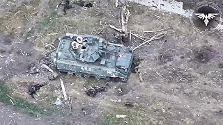 Okupanti obdivujú podvozok Bradley