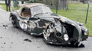 Žena počas jazdy použivala telefón, takmer zabila posádku veteránu Jaguar XK120