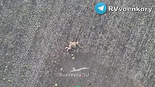 Ukrajinský vojak predstieral smrť operátor dronu ho však zasiahol pri úteku.