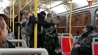 „Chytnu Tě za držku a vyhodím tě z tramvaje!” Konflikt výtržníka s urostlým muže