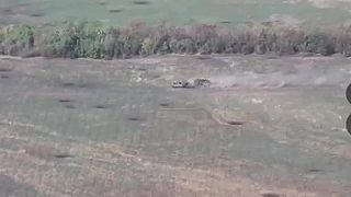 Ukážková evakuácia poškodeného tanku pod delostreleckou paľbou