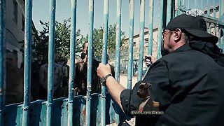 Steven Seagal sa stretol s ukrajinskými vojnovými zajatcami z jednotky Azov