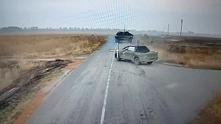 Ruský FPV dron pokojne obletel vozidlo so systémom REB a zničil ukrajinský tank