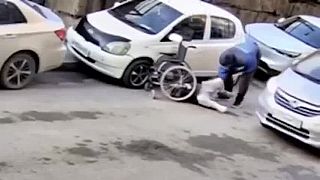 Rus pomohol invalidovi naučiť sa chodiť