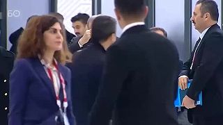 Erdogan má speciální osobu, která má u sebe vždy skládací hřeben se zrcátkem.