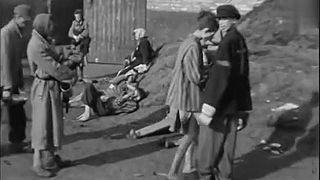 Děsivé záběry z osvobození koncentračního tábora Bergen-Belsen