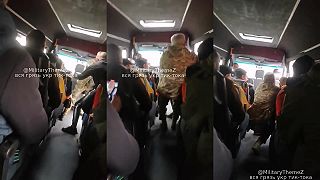 Ukrajinský komisár verbuje priamo v autobuse