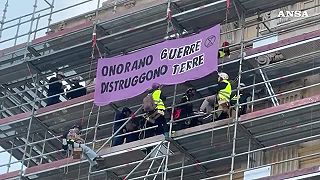 Ekologičtí aktivisté z hnutí Extinction Rebellion viseli na lešení