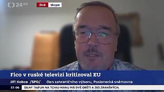 Richard Glück zo Smeru sa pohoršuje nad výkonom českej moderátorky.