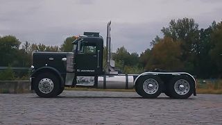 Kamión s dvojtaktným diesel motorom bez tlmiča výfuku